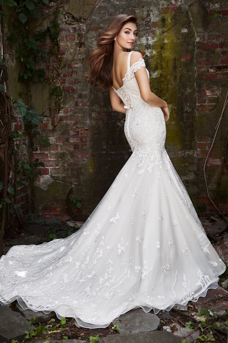 martin-thornburg-collection-claire-style-119272-gillian-roberts-main-2